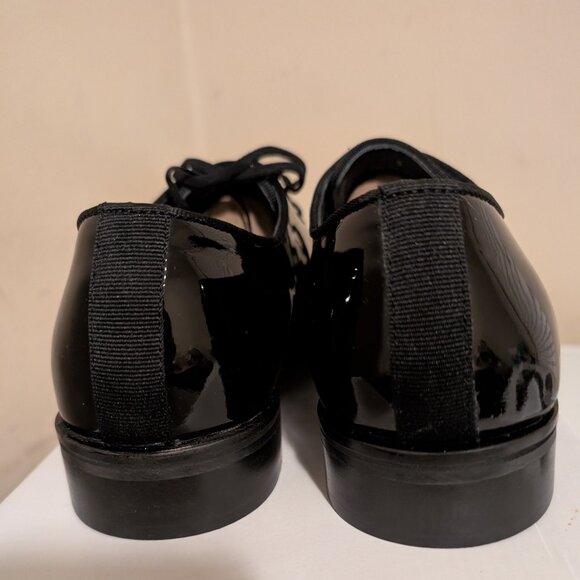 Glossy Black Oxford Shoes with Patent Leather and Closed Lacing